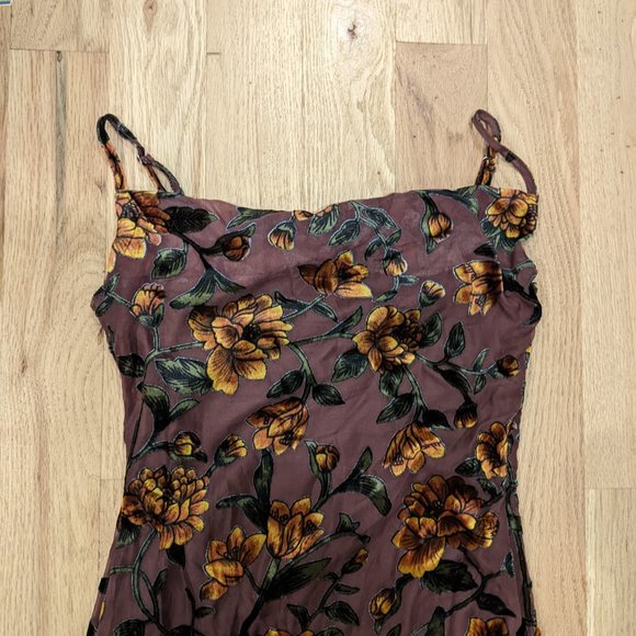 Dress with a 90's Silhouette - Picture 3 of 8